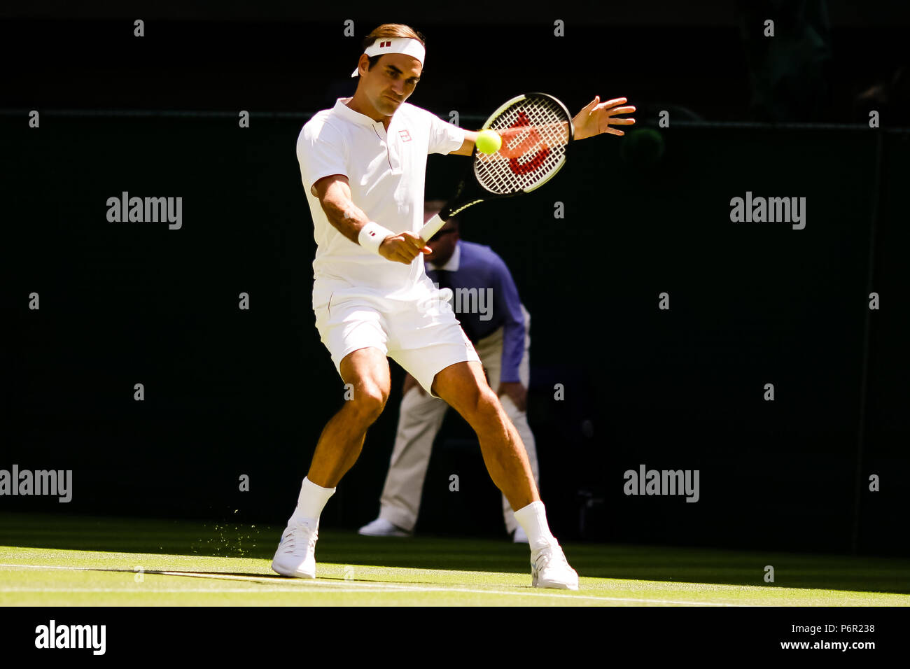 Londres, Reino Unido, 2 de julio de 2018: Roger Federer de Suiza lleva ropa  de marca japonesa desde su nueva guía Uniqlo durante el día 1 en los  Campeonatos de Tenis de
