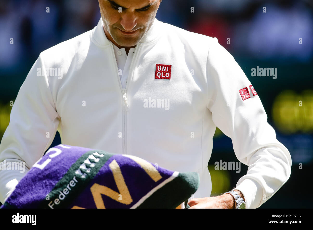 Londres, Reino Unido, 2 de julio de 2018: Roger Federer de Suiza lleva ropa  de marca japonesa desde su nueva guía Uniqlo durante el día 1 en los  Campeonatos de Tenis de