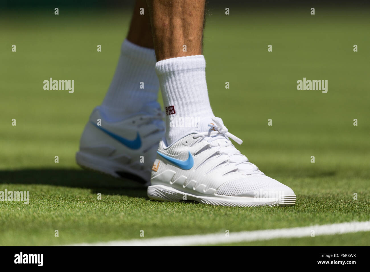 Wimbledon, Londres, Reino Unido. El 2 julio, 2018. Federer Rogder cerca del corte de césped Nike zapatos en los Campeonatos de Tenis de Wimbledon 2018, Londres, Reino Unido. Crédito: Raymond Tang/Alamy
