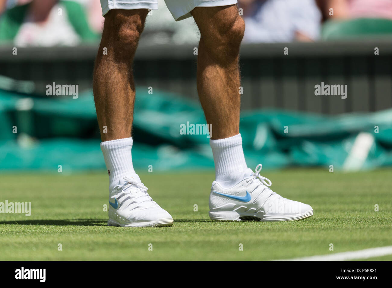 Wimbledon, Londres, Reino Unido. El 2 de julio, 2018. Federer Rogder cerca  del corte de césped Nike zapatos en los Campeonatos de Tenis de Wimbledon  2018, Londres, Reino Unido. Crédito: Raymond Tang/Alamy