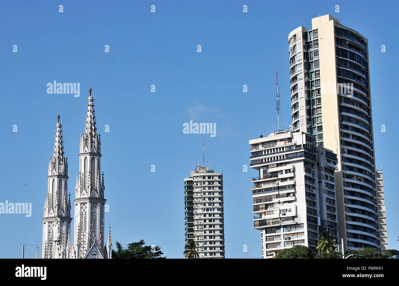 El Carmen iglesia y torres residenciales, Ciudad de Panamá, República de Panamá Foto de stock