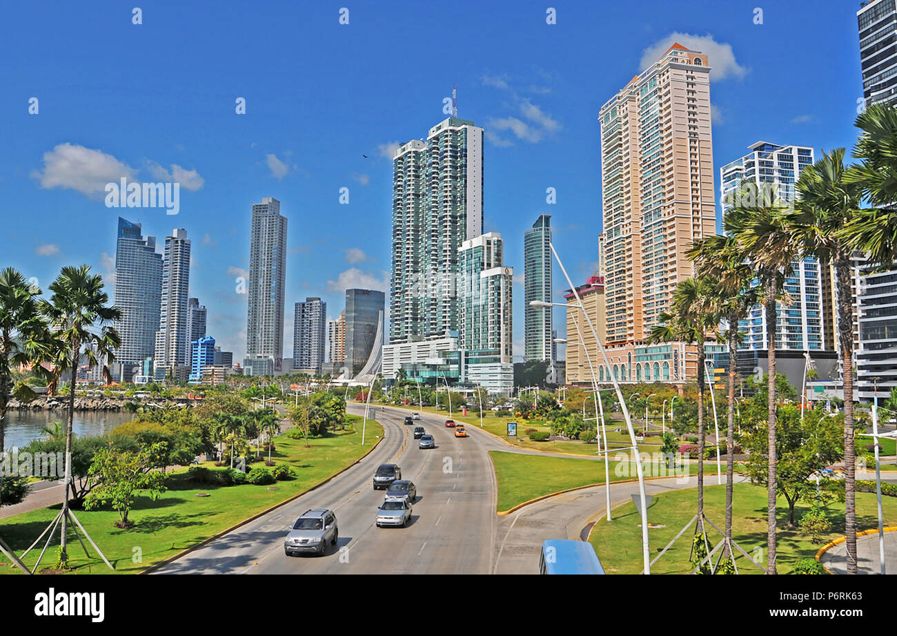 Escena de una calle, Avenida Balboa, distrito de Miramar, Ciudad de Panamá, República de Panamá Foto de stock