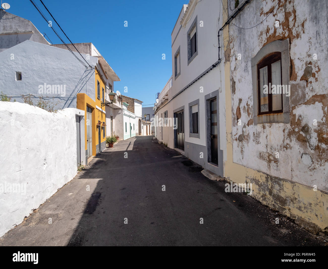 El estado de ánimo de verano del callejón en el antiguo pueblo de Estoi, Algarve, Portugal Foto de stock