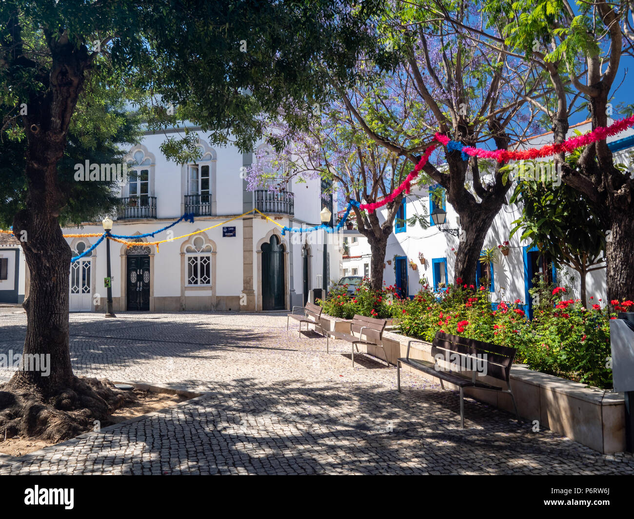 El estado de ánimo de verano del callejón en el antiguo pueblo de Estoi, Algarve, Portugal Foto de stock