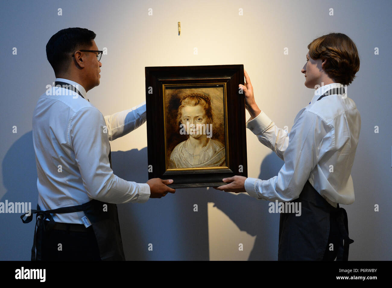 Asistentes galería ajustar retrato de Clara Serena por Peter Paul Rubens, durante un photocall para Christie's classic semana de ventas, en Londres. Foto de stock