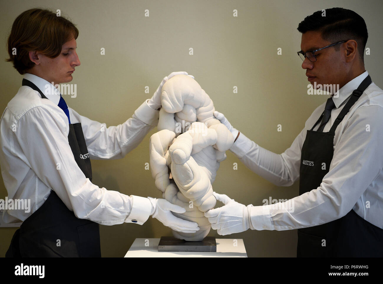 Asistentes galería ajustar un Gogotte Formación con pozo natural, durante un photocall para Christie's classic semana de ventas, en Londres. Foto de stock