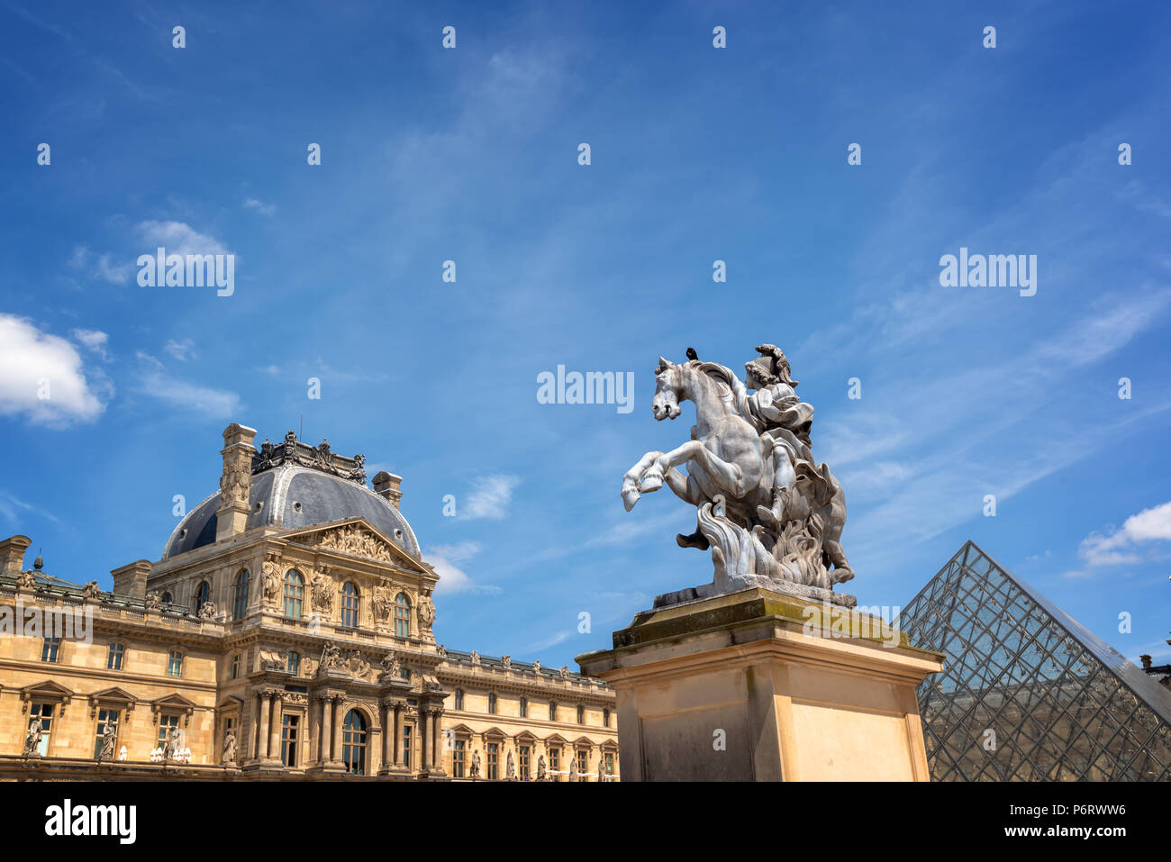 El patio principal del Palacio del Louvre, el palacio con una estatua ecuestre del rey Luis XIV Foto de stock