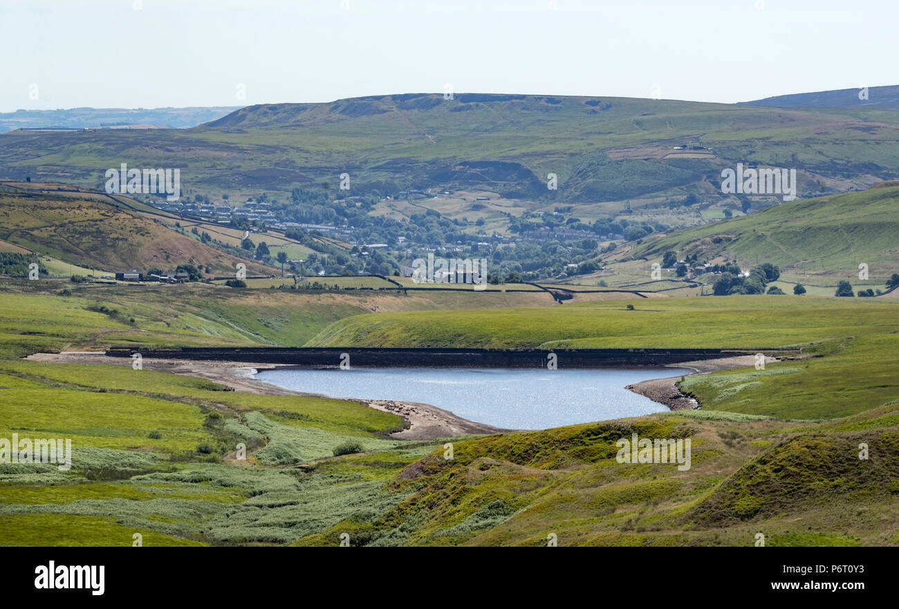 Los bancos seco de marzo Haigh depósito cerca de Kirklees en West Yorkshire. Partes de Inglaterra podría ser azotada por las tormentas y lluvias intensas, como la mayoría de los UK disfruta más caliente sol. Foto de stock