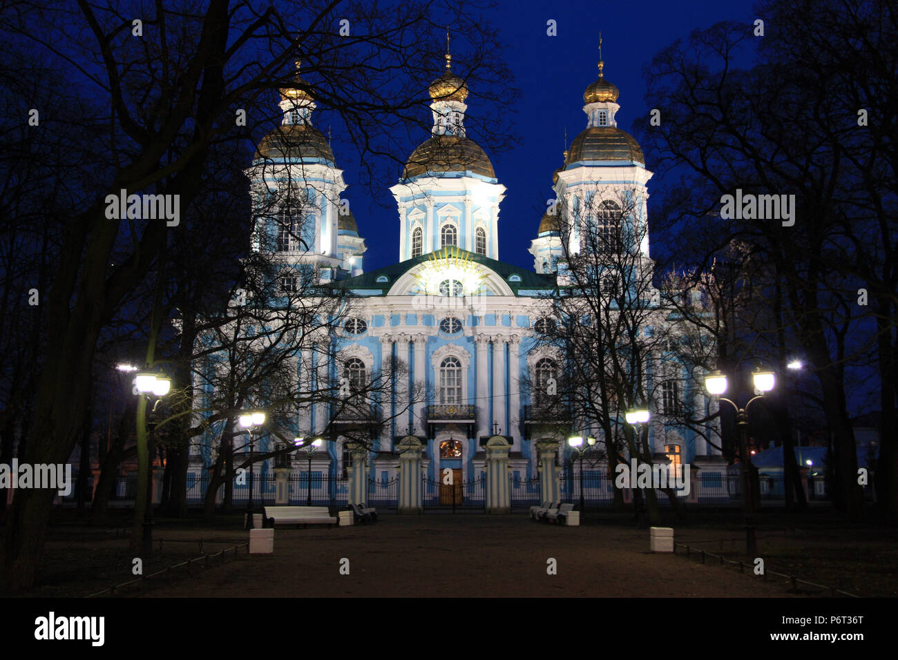 Vista nocturna de la Catedral Naval de San Nicolás, el Sailor's Cathedral, en San Petersburgo, Rusia Foto de stock