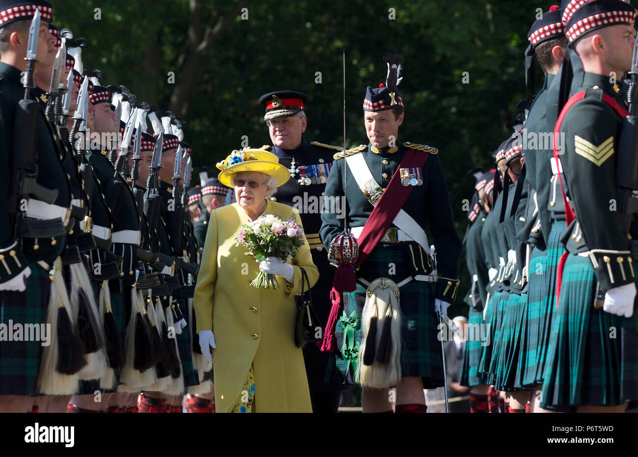 La reina Isabel II recibe las llaves de Edimburgo Lord Provost Frank Ross durante la ceremonia de las llaves en el Palacio de Holyroodhouse en Edimburgo. Foto de stock