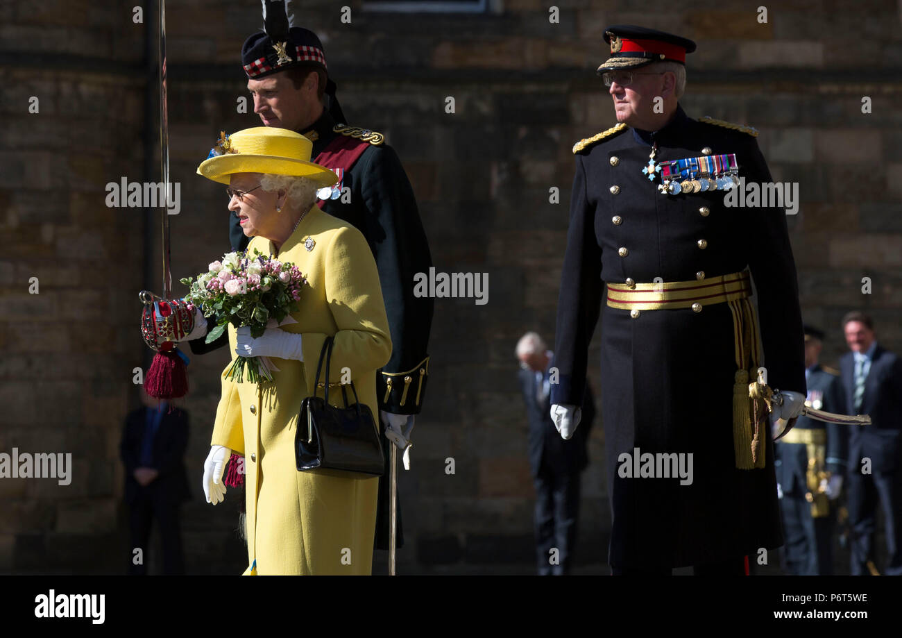 La reina Isabel II recibe las llaves de Edimburgo Lord Provost Frank Ross durante la ceremonia de las llaves en el Palacio de Holyroodhouse en Edimburgo. Foto de stock