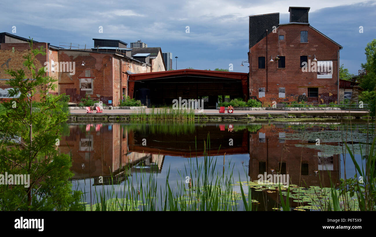 Toronto, Ontario, Canadá - 06/18/2018: Evergreen Brick Works - un parque público con senderos para caminar y estanque dentro de la ciudad urbana Foto de stock