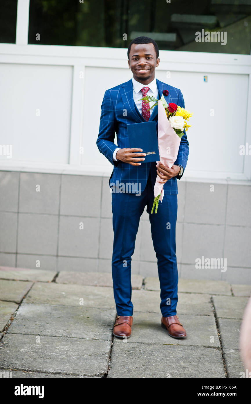 Feliz afroamericano en traje de hombre de éxito con diploma en el día de  graduación Fotografía de stock - Alamy