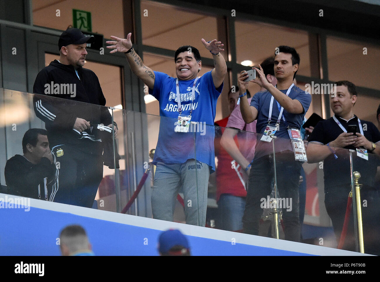 NIZHNIY Novgorod, Rusia - 21 DE JUNIO: Diego Maradona durante la Copa  Mundial de la FIFA 2018 Rusia grupo D partido entre Argentina y Croacia en  Nizhniy Novgorod Stadium el 21 de
