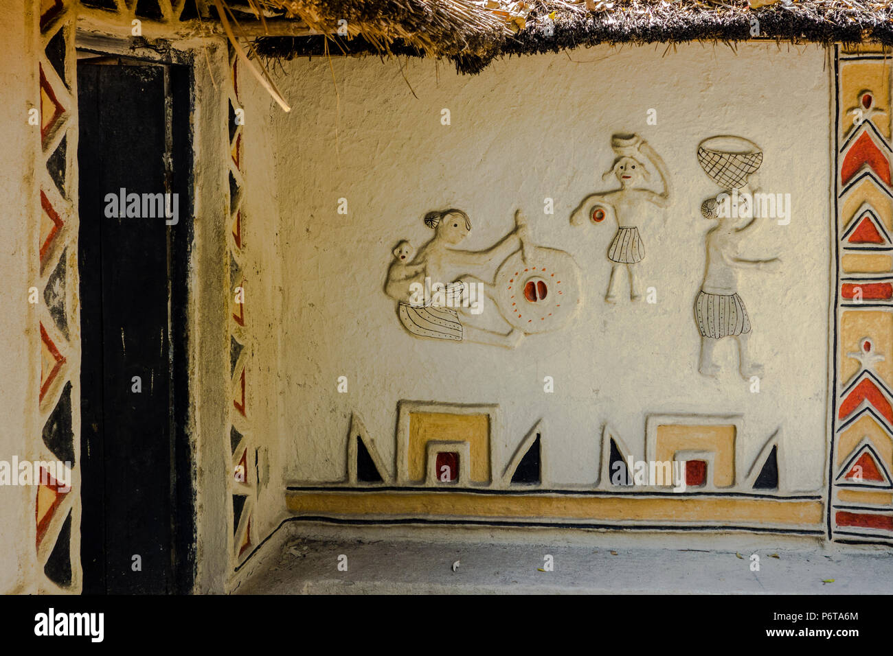 Exposición de decoración de pared de Gond choza de Mandla distrito en el Museo Nacional de artesanías y telares, Nueva Delhi, Delhi, India Foto de stock