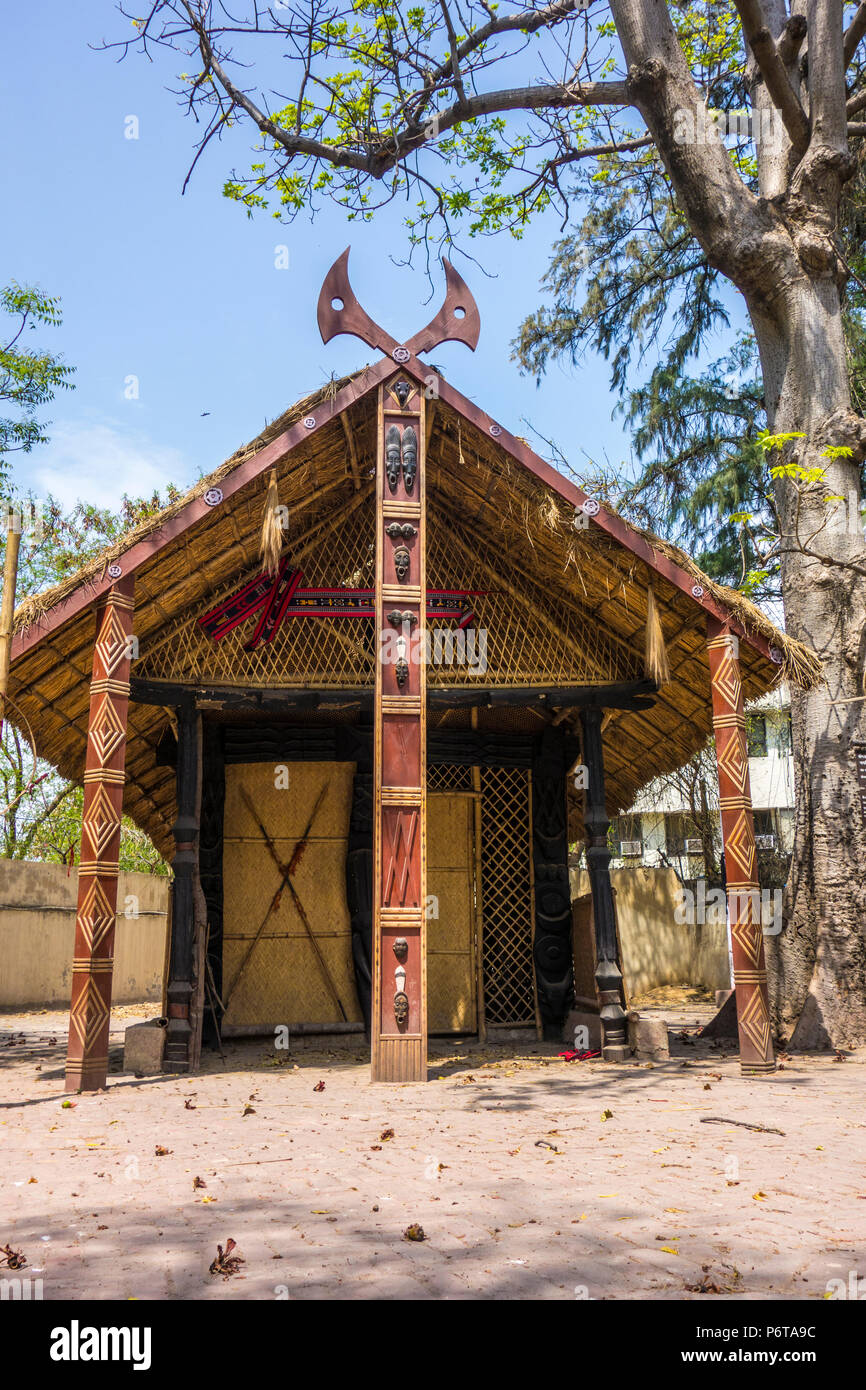 Konyak Morung o tradicional, la Casa de los hombres, para los hombres de la tribu Konyak en Nagaland, artesanías y telares Museo Nacional, Nueva Delhi, Delhi, India Foto de stock