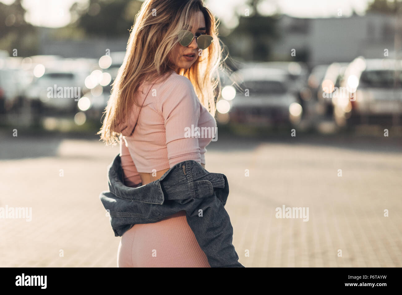 Retrato de joven y hermosa en ropa casual en calle. Vestido con camisa rosa y pantalones. Primavera, Verano concepto. Tiempo de relax. Chica Fotografía de stock - Alamy