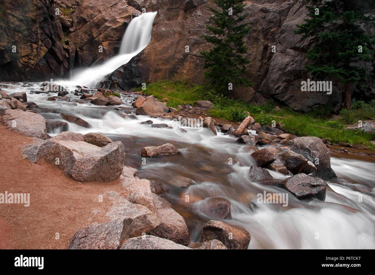 Cascadas y Creek en las Montañas Rocosas de Colorado cerca de Boulder con agua del arroyo. Foto de stock