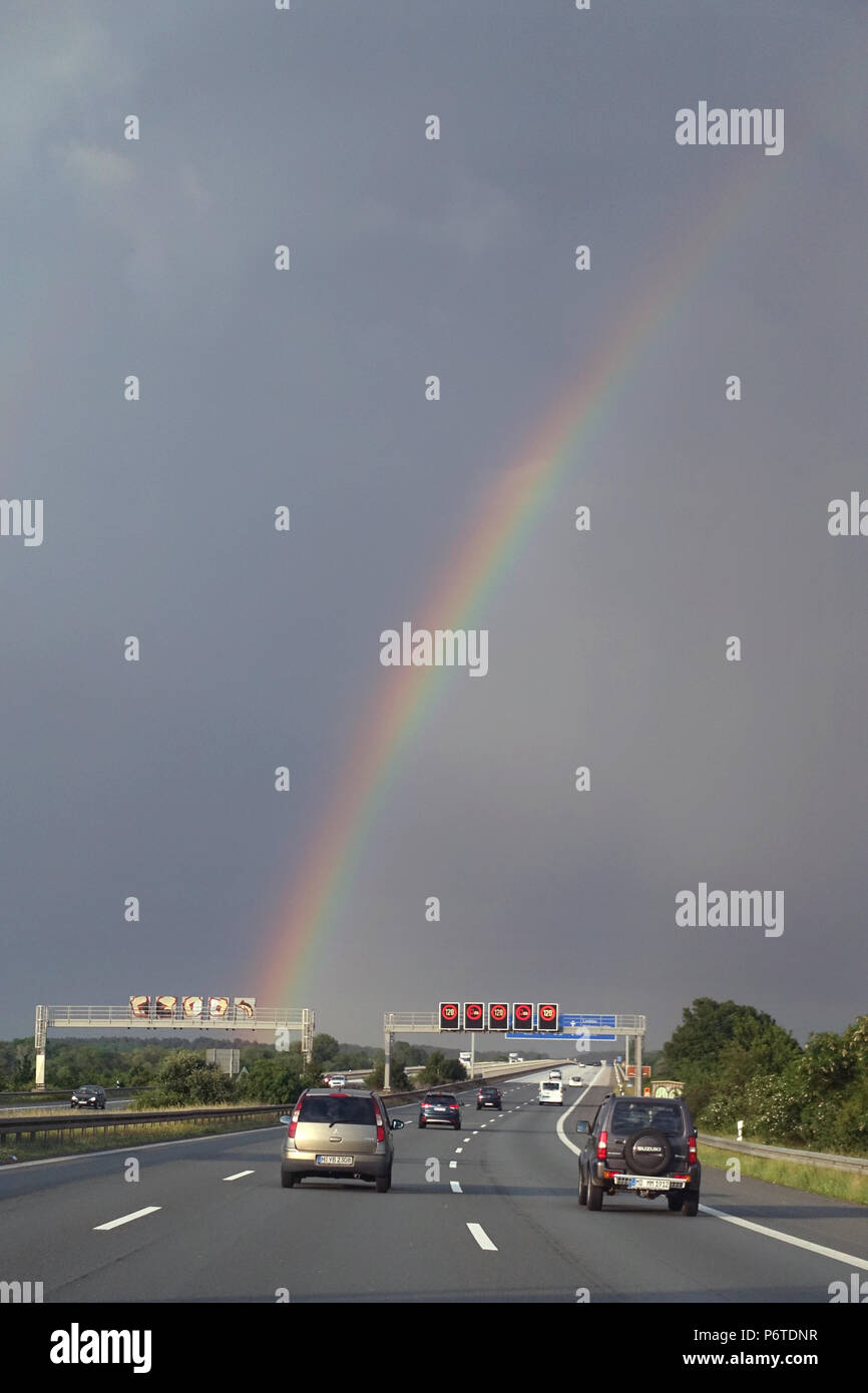 En Magdeburgo, Alemania, arco iris sobre la A2 Foto de stock