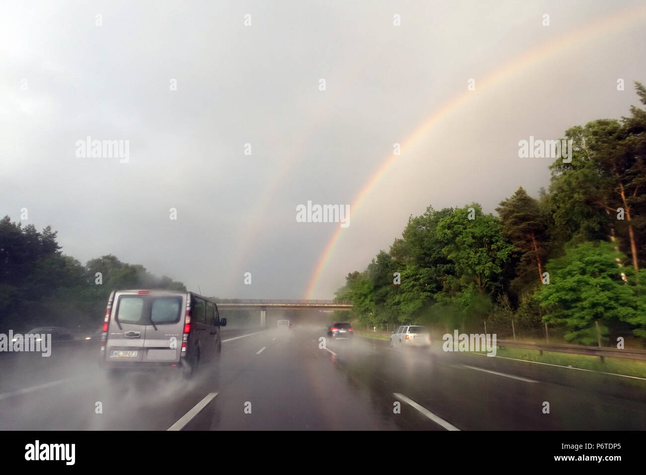 En Magdeburgo, Alemania, doble arco iris sobre la A2 Foto de stock