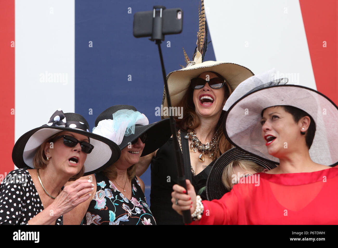 Royal Ascot, Moda, mujeres con sombreros tomando un selfie con un selfie stick Foto de stock
