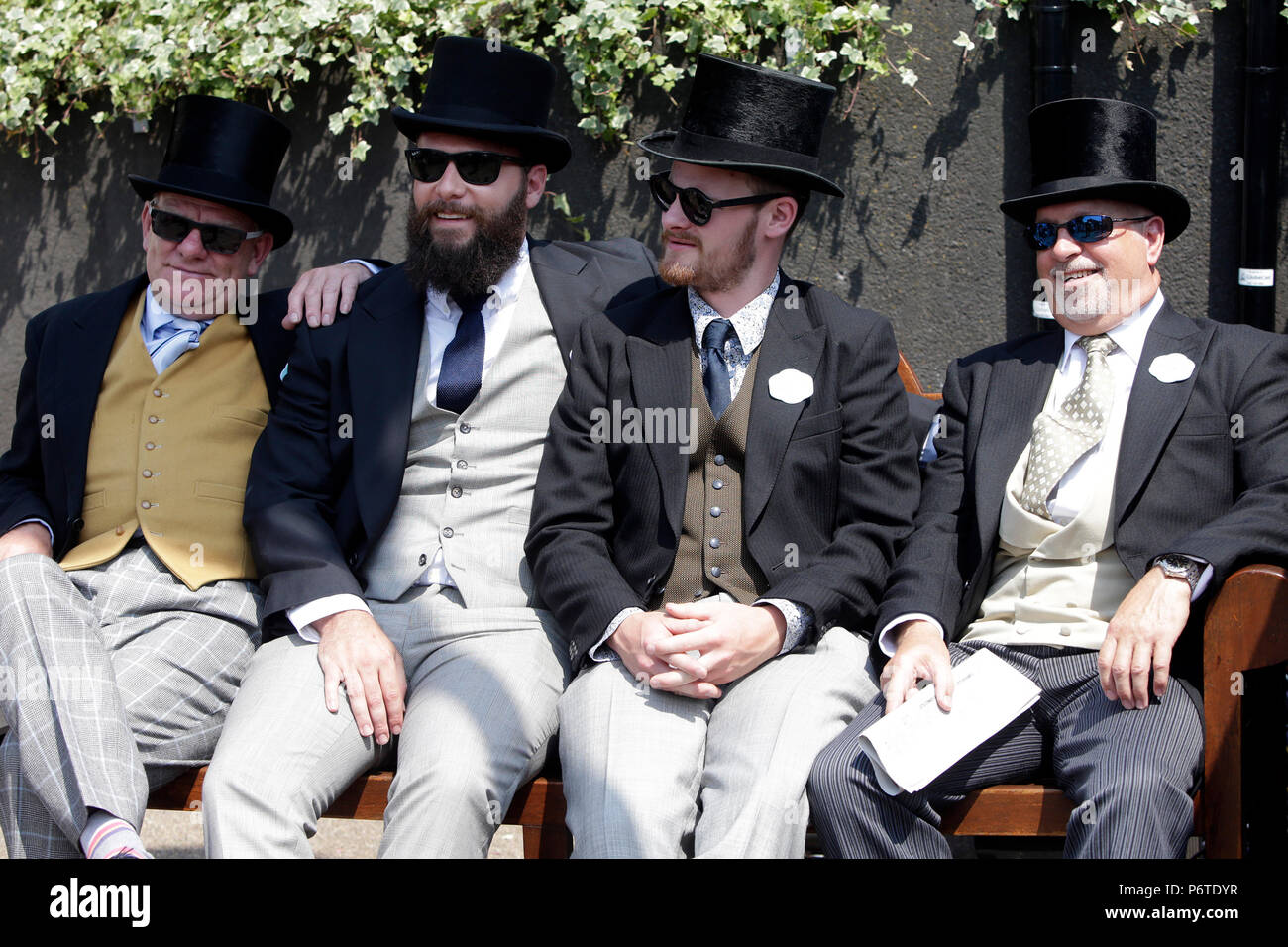 Royal Ascot, hombres con sombreros de copa esperando las carreras  Fotografía de stock - Alamy