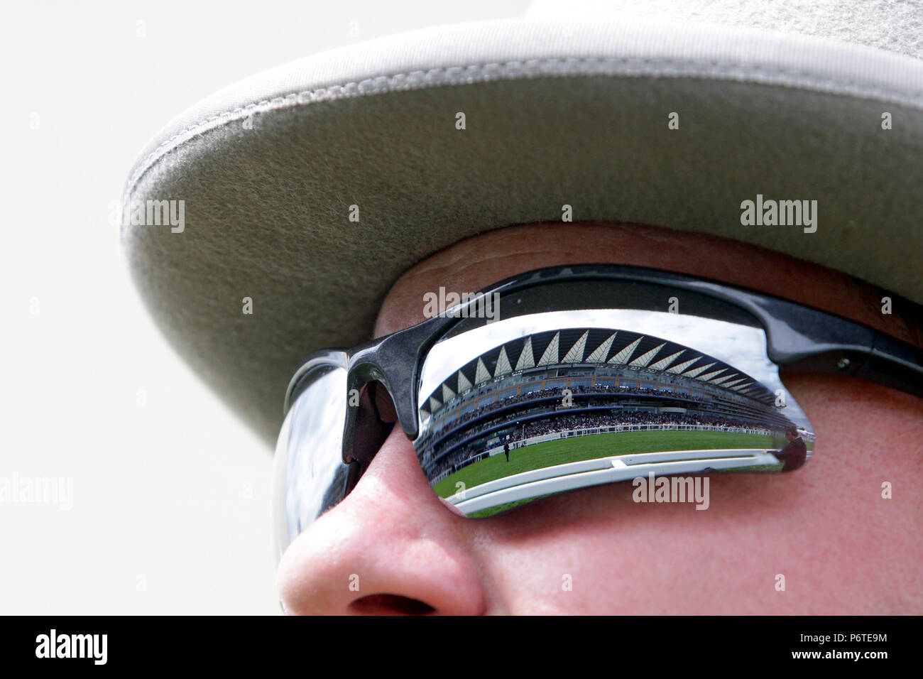 Royal Ascot, la tribuna espejo en las gafas de un hombre Foto de stock