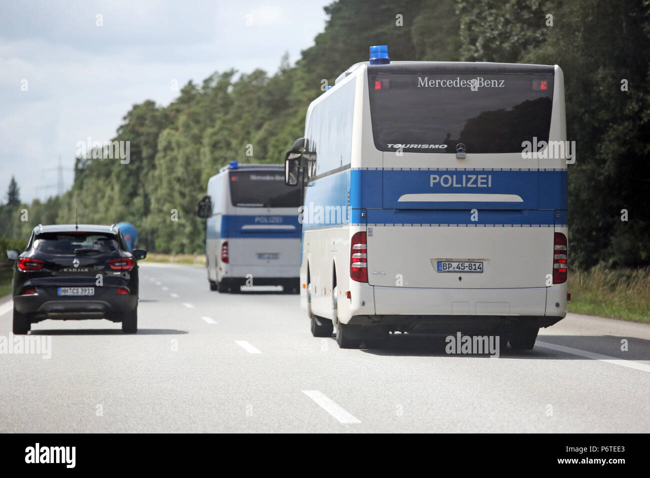 Hamburgo, el equipo de los autobuses de la Policía Federal sobre la A24 Foto de stock