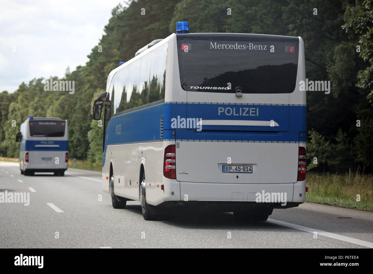 Hamburgo, el equipo de los autobuses de la Policía Federal sobre la A24 Foto de stock