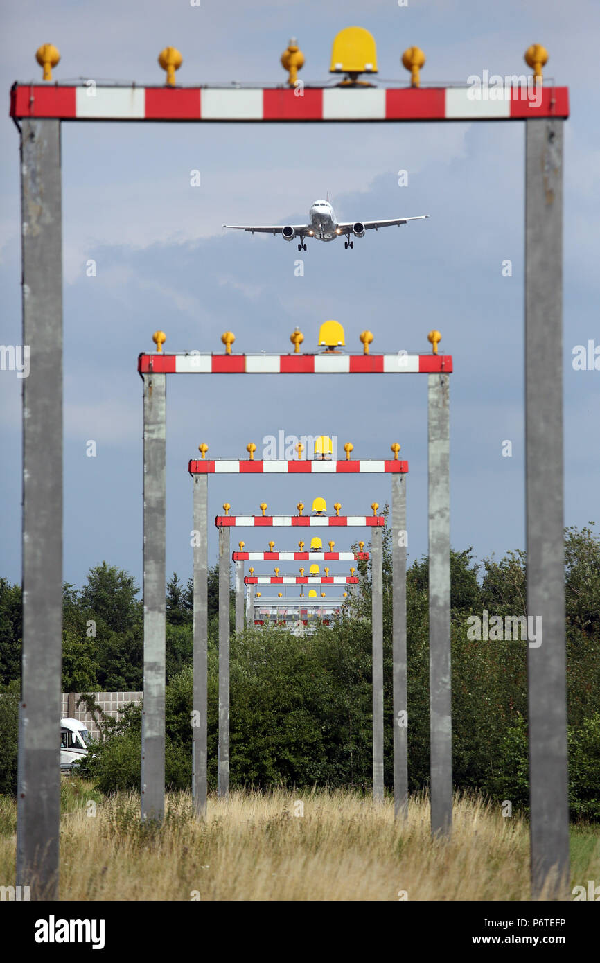 Langenhagen, Alemania, sistema de iluminación para apoyar el enfoque en frente del aeropuerto Hannover-Langenhagen Foto de stock