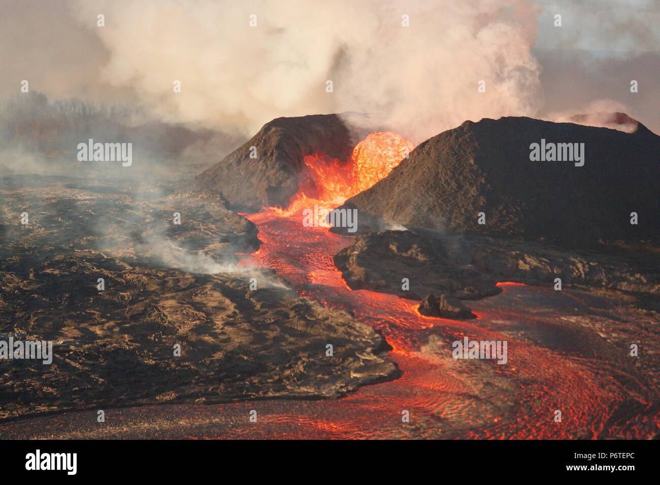 Una Enorme Fuente De Lava Rugiente Magma Pies En El Aire Desde El