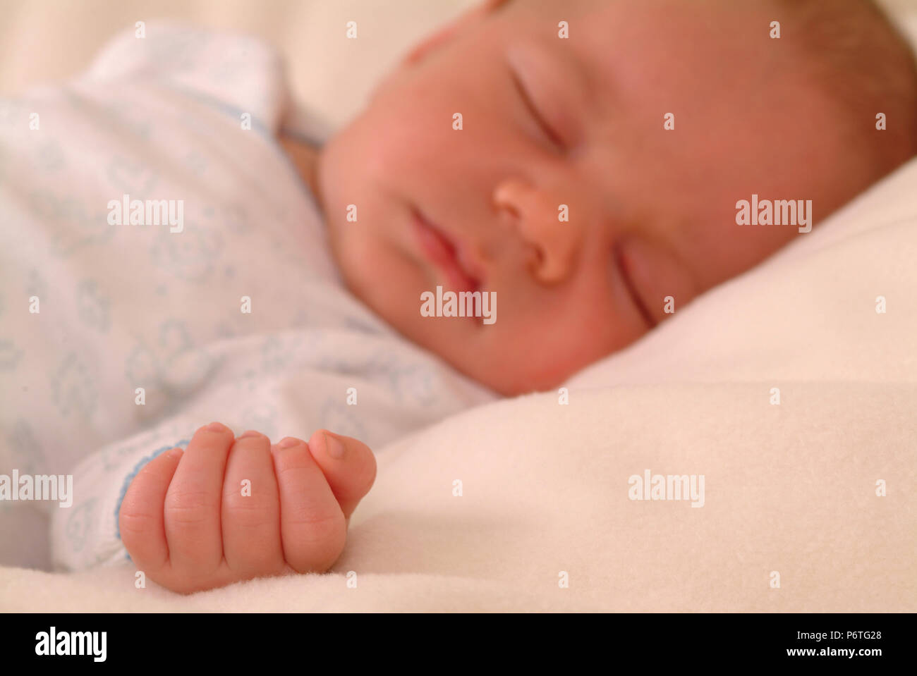 Primer plano de un bebé recién nacido duerme Foto de stock
