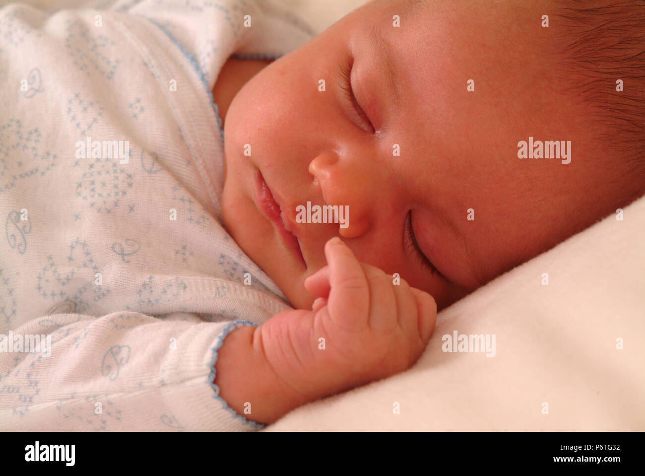 Primer plano de un bebé recién nacido duerme Foto de stock