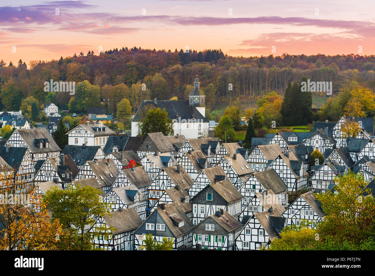 Freudenberg, Siegen-Wittgenstein, Renania del Norte-Westfalia, Alemania. Casas de entramado de madera del típico en el histórico 'Alter' Flecken Old Town. Foto de stock