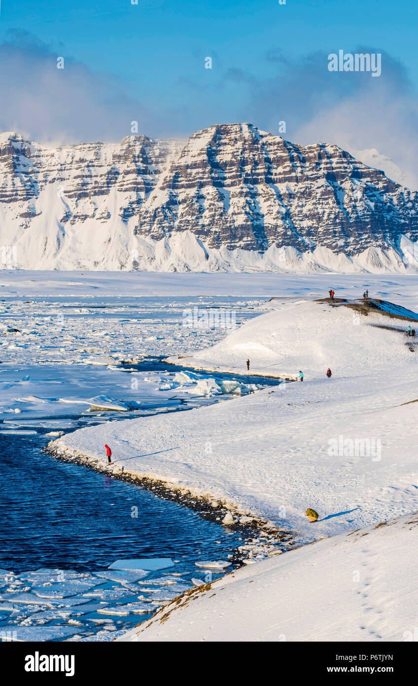 La Laguna glaciar Jokulsarlon, Islandia, Europa. La gente en las orillas de la laguna congelada en invierno. Foto de stock