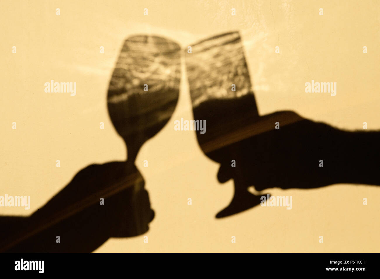 Sombra de cerveza y copas de vino de tocar en un brindis Foto de stock