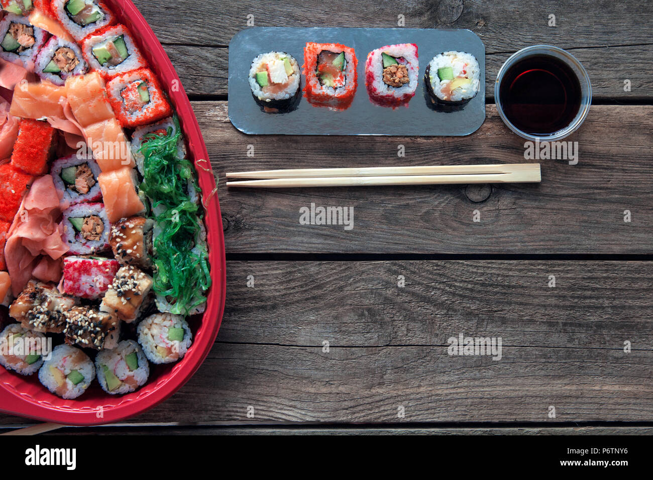Sushi en una mesa de madera antigua con una decoración de fondo Foto de stock