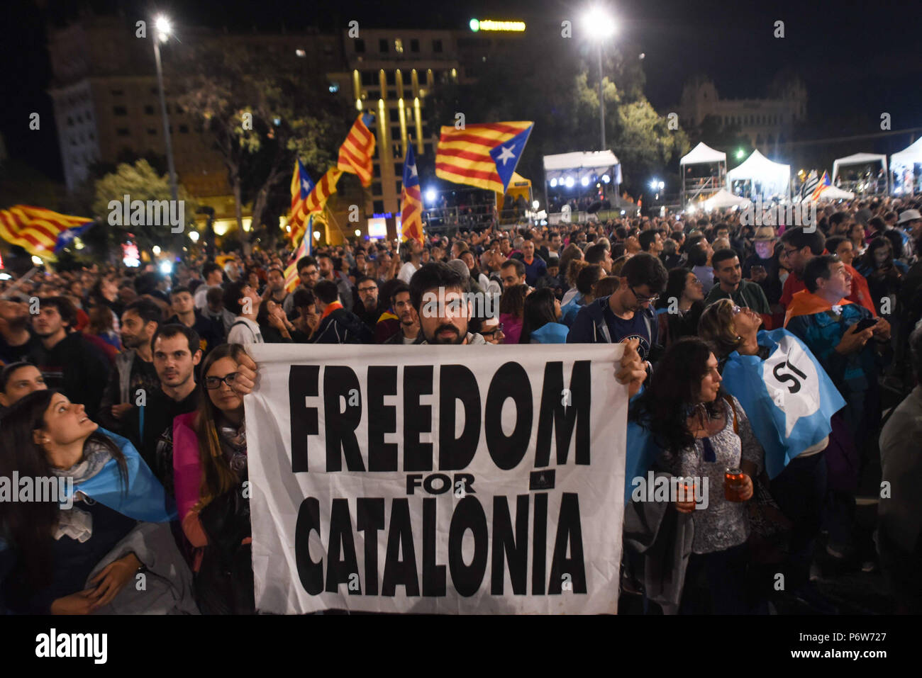 Octubre 1, 2017 - Barcelona, España: Miles de independentistas catalanes se  reúnen en la plaza de Cataluña para celebrar su victoria en el referéndum  histórico en la región. Rassemblement de catalanes favorables