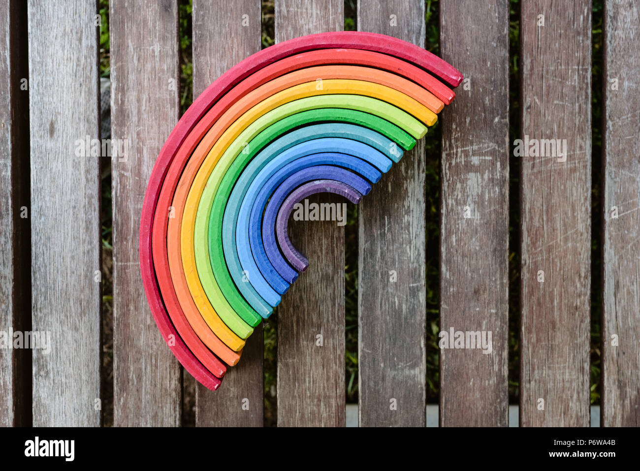 Arco iris de madera con muchos colores de juguete para niños aprendiendo  Fotografía de stock - Alamy