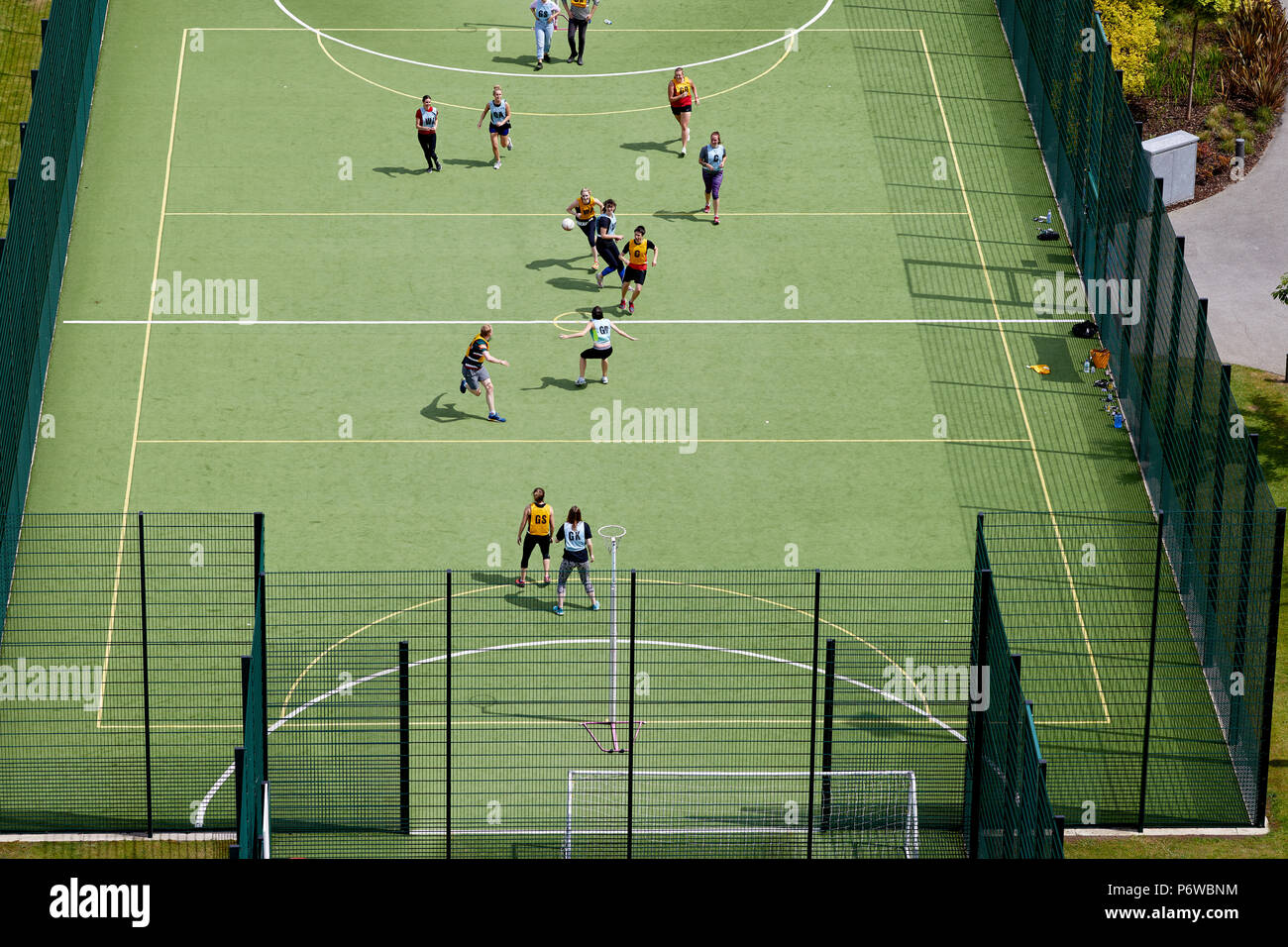 MediacityUK 5 un campo de fútbol para astroturf utilizada para niñas juego de baloncesto Foto de stock