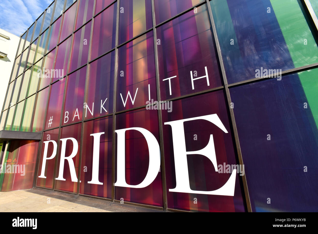 Strand, Londres, Reino Unido. El 03 de julio de 2018. Banco privado Coutts en Strand admite Pride 2018 con ventanas de colores del arco iris. Crédito: Matthew Chattle/Alamy Live News Foto de stock