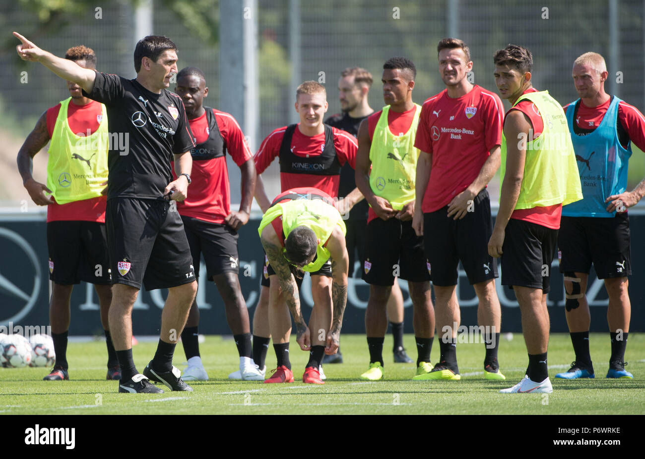 Stuttgart Alemania 03rd Julio 2018 Futbol Bundesliga Inicio De La Formacion Para El Vfb Stuttgart El Head Coach Tayfun Korkut 2l Hablando Con El Equipo Credito Marijan Murat Dpa Alamy Live News Fotografia De