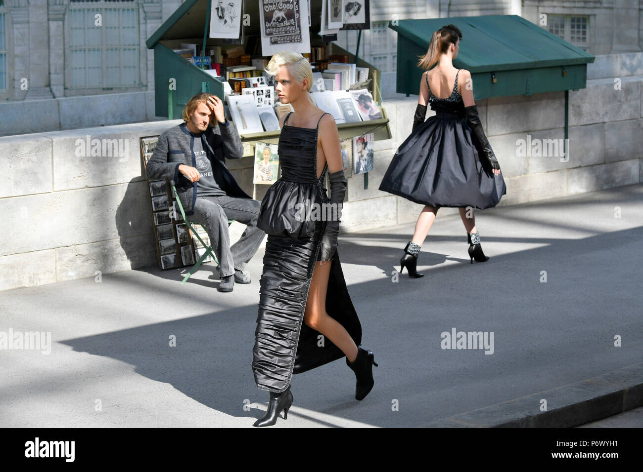 París, Francia. El 03 de julio, 2018. Modelos presentan las creaciones de Chanel durante la Haute Couture Otoño/Invierno 2018/19 colección show en París, Francia, el 3 de julio de 2018. Crédito: Piero Biasion/Xinhua/Alamy Live News Foto de stock