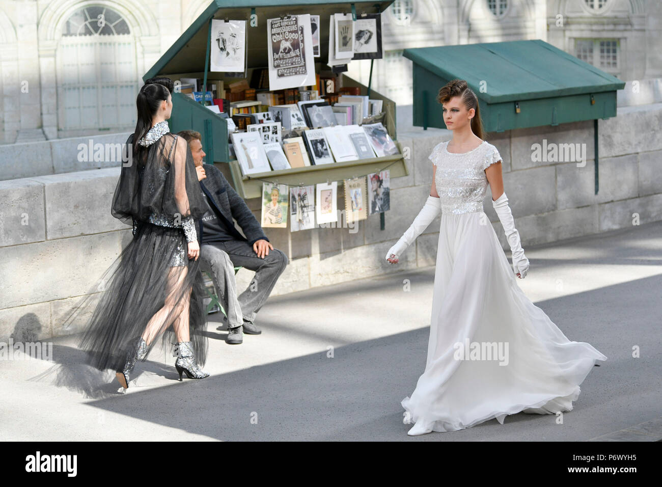 París, Francia. El 03 de julio, 2018. Modelos presentan las creaciones de Chanel durante la Haute Couture Otoño/Invierno 2018/19 colección show en París, Francia, el 3 de julio de 2018. Crédito: Piero Biasion/Xinhua/Alamy Live News Foto de stock