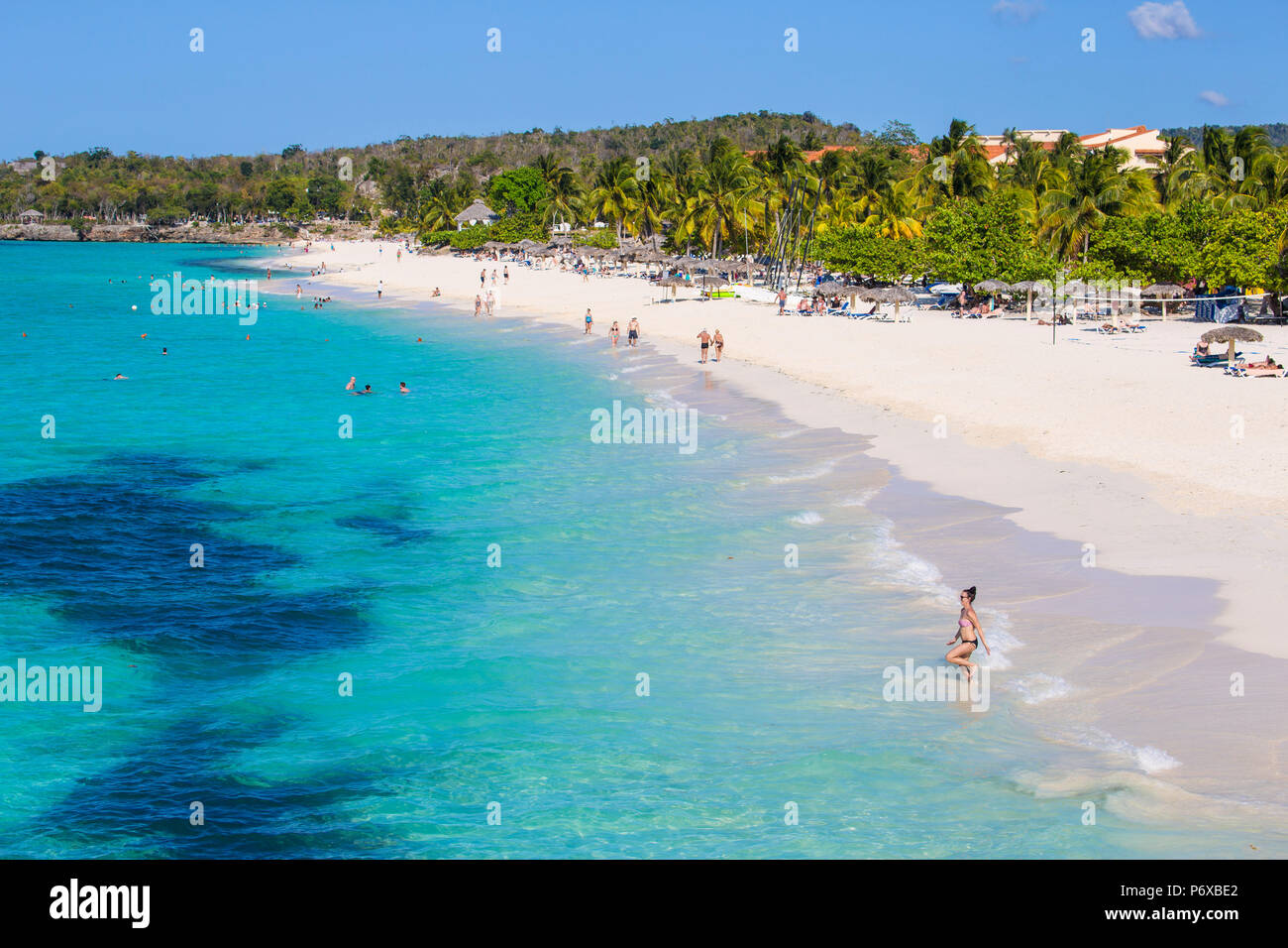 Cuba, la provincia de Holguín, Vista de Playa Esmeralda y el Hotel Sol Río de Luna y Mares Foto de stock