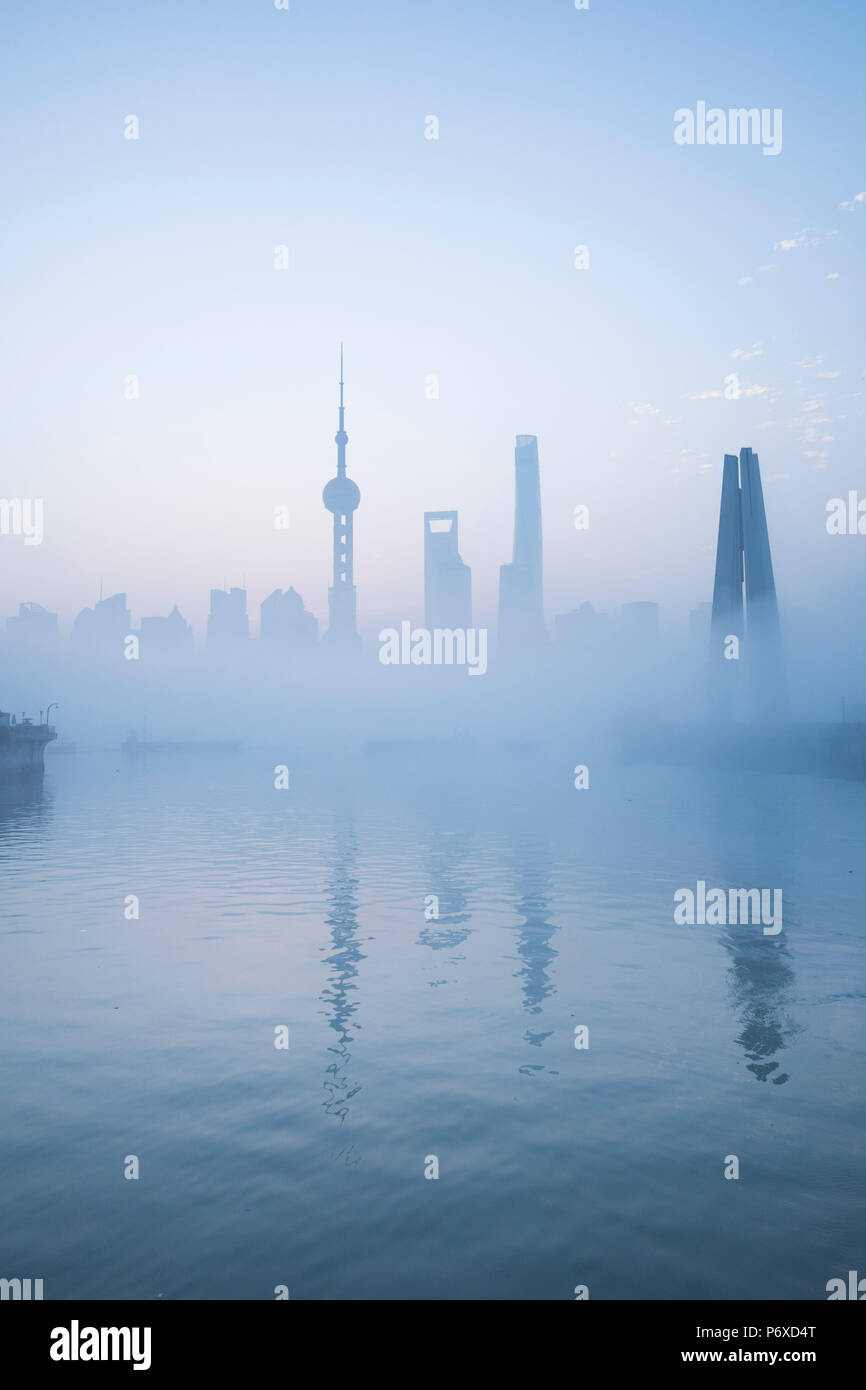 Skyline de Pudong en una niebla de noviembre por la mañana, Shanghai, China Foto de stock