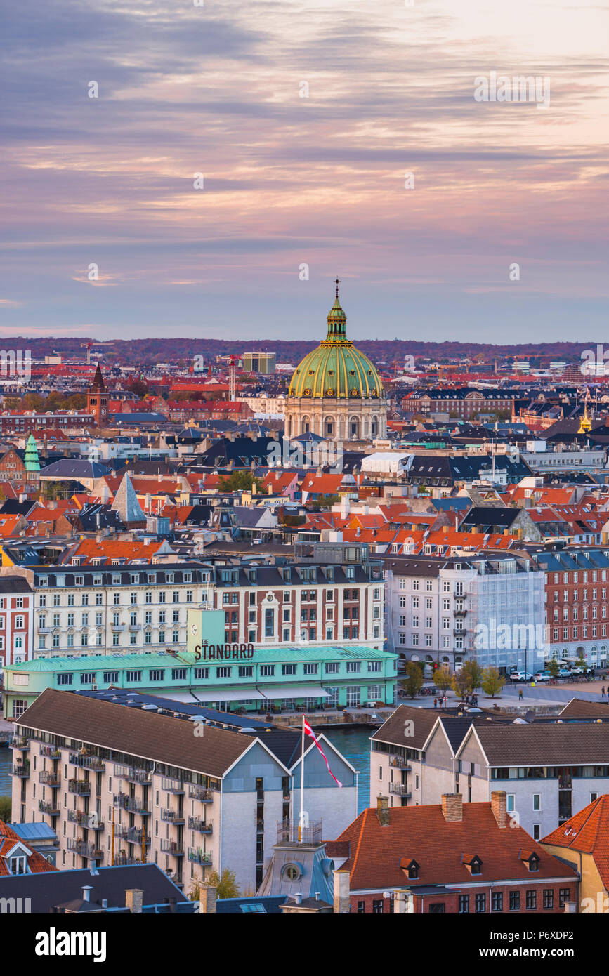 Copenhague, Dinamarca Hovedstaden, en el norte de Europa. Ángulo alto vistas al casco antiguo desde la iglesia de Nuestro Salvador en la puesta de sol. Foto de stock
