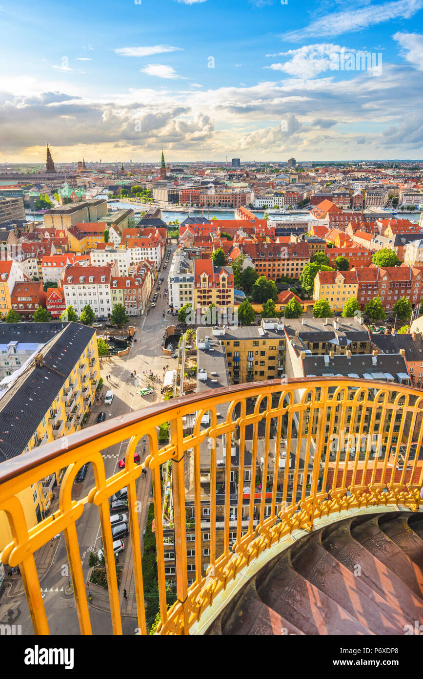 Copenhague, Dinamarca Hovedstaden. La escalera dorada de la Iglesia de Nuestro Salvador y el horizonte de la ciudad. Foto de stock