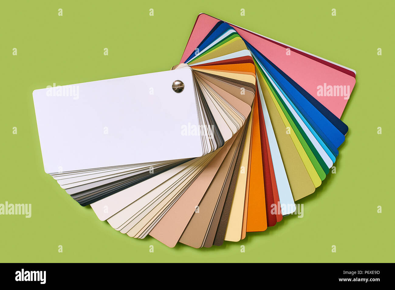 Detalle de la paleta de colores de la guía o catálogo de muebles de  madera-chip muestras aisladas sobre fondo verde letuce luz Fotografía de  stock - Alamy