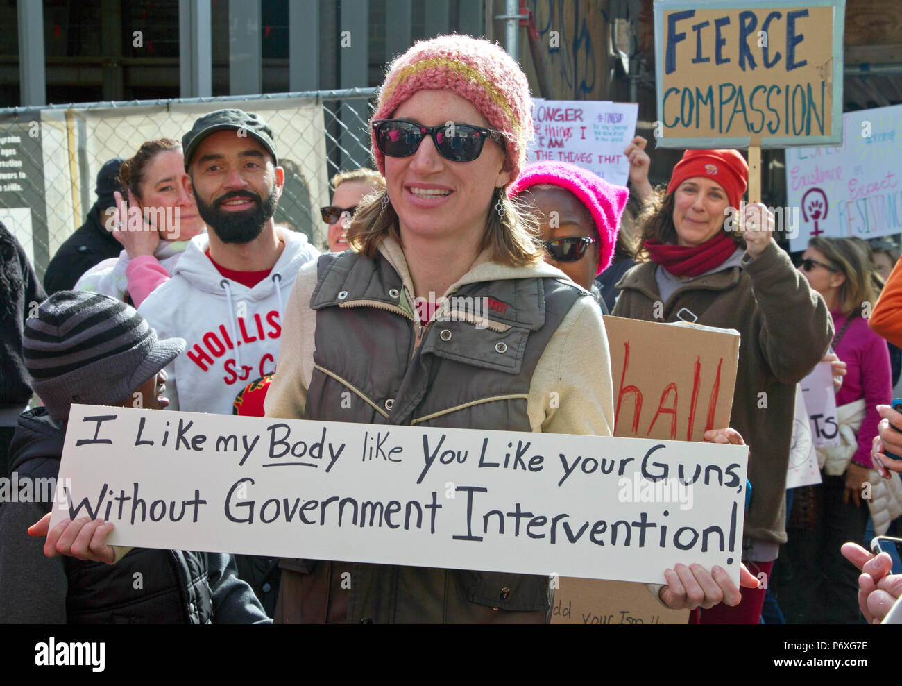 En Asheville, Carolina del Norte, EE.UU. - 20 de enero de 2018: el signo de la Mujer 2018 Mujeres de marzo: "Me gusta mi cuerpo como quieres que tus armas, sin intervención del gobierno' Foto de stock